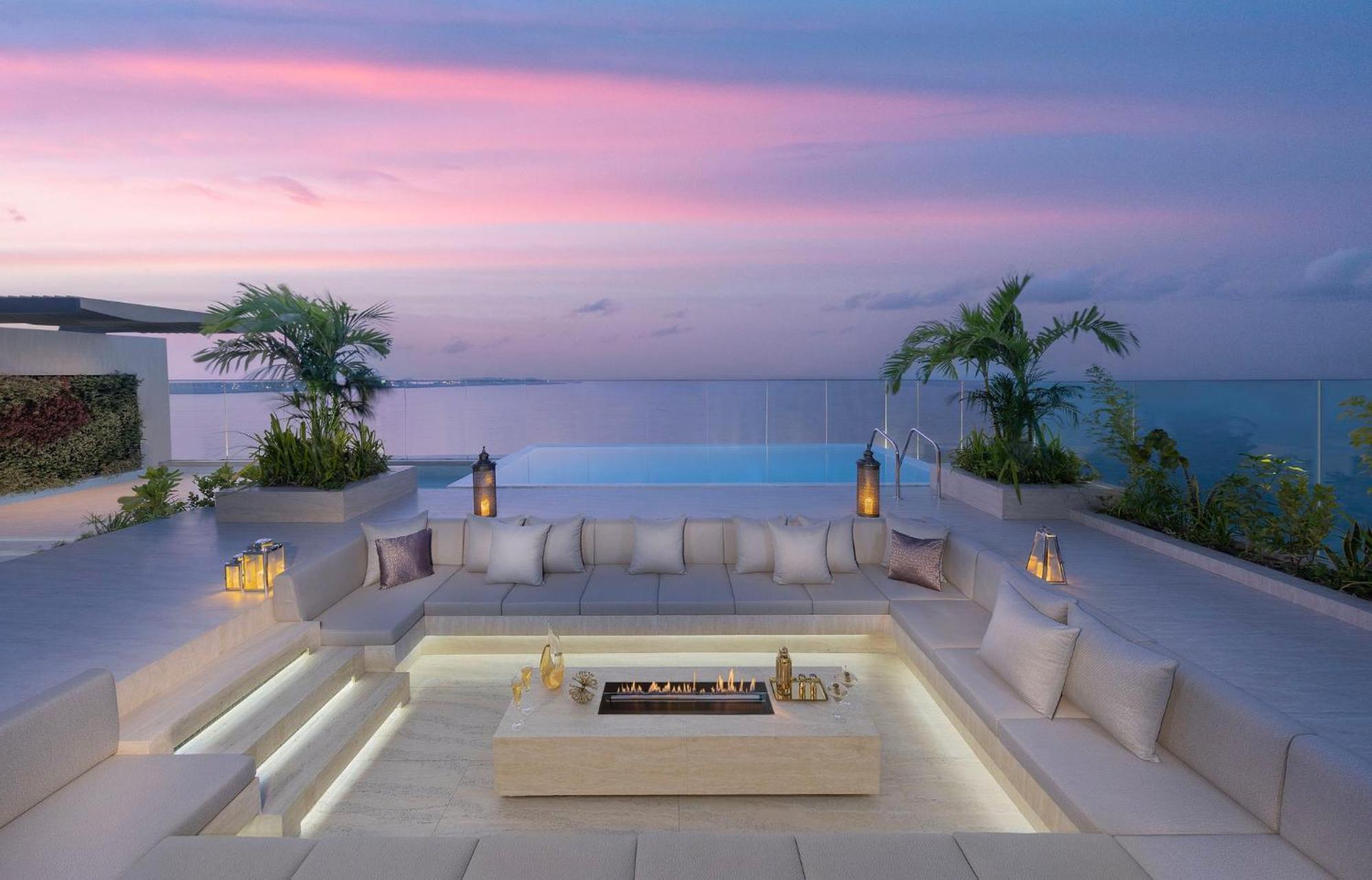 Mandarin Oriental Jumeira, Dubai Ngoại thất bức ảnh The rooftop pool at the hotel