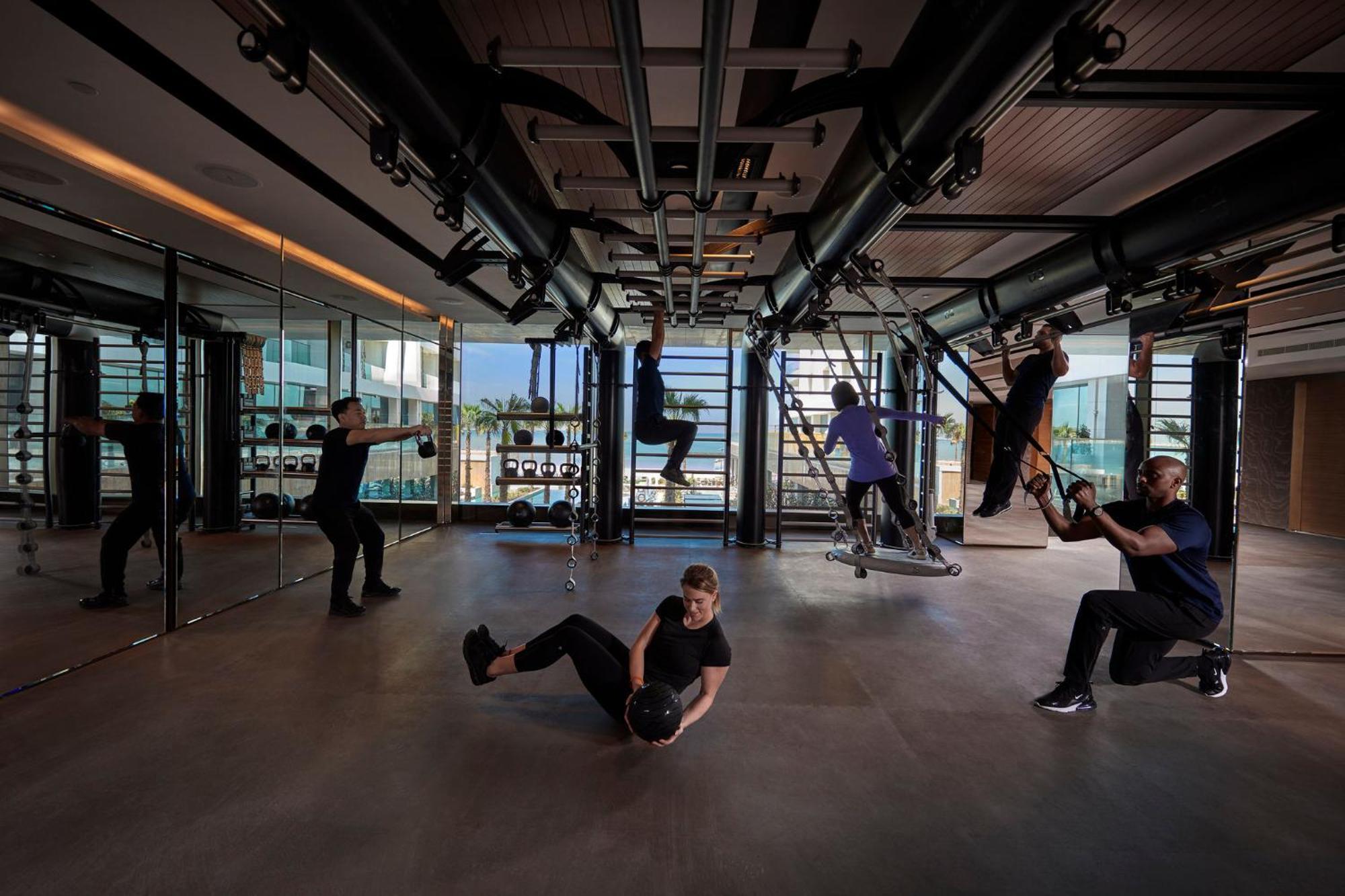Mandarin Oriental Jumeira, Dubai Ngoại thất bức ảnh The gym at The Standard East Village