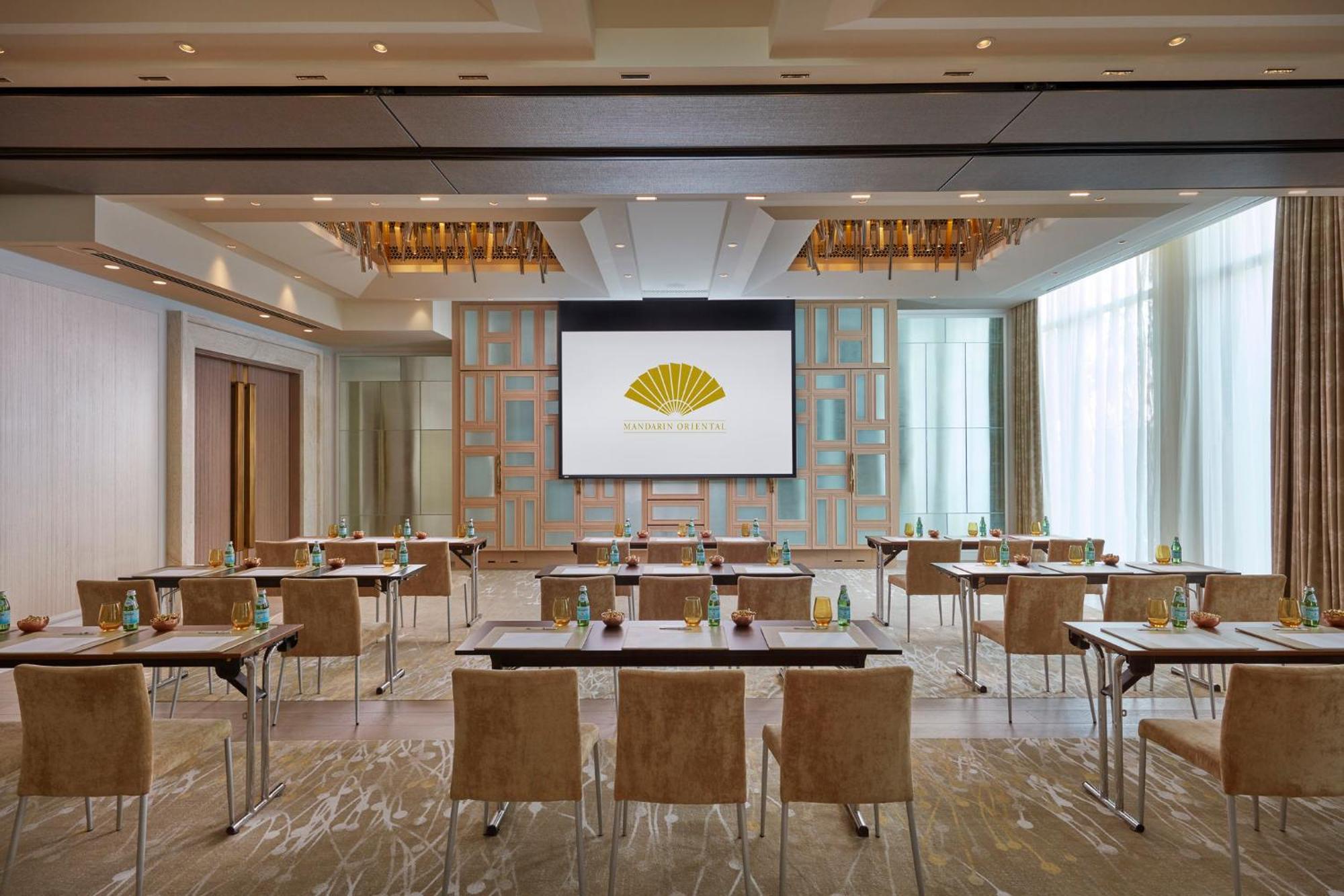 Mandarin Oriental Jumeira, Dubai Ngoại thất bức ảnh The meeting room at The Landmark
