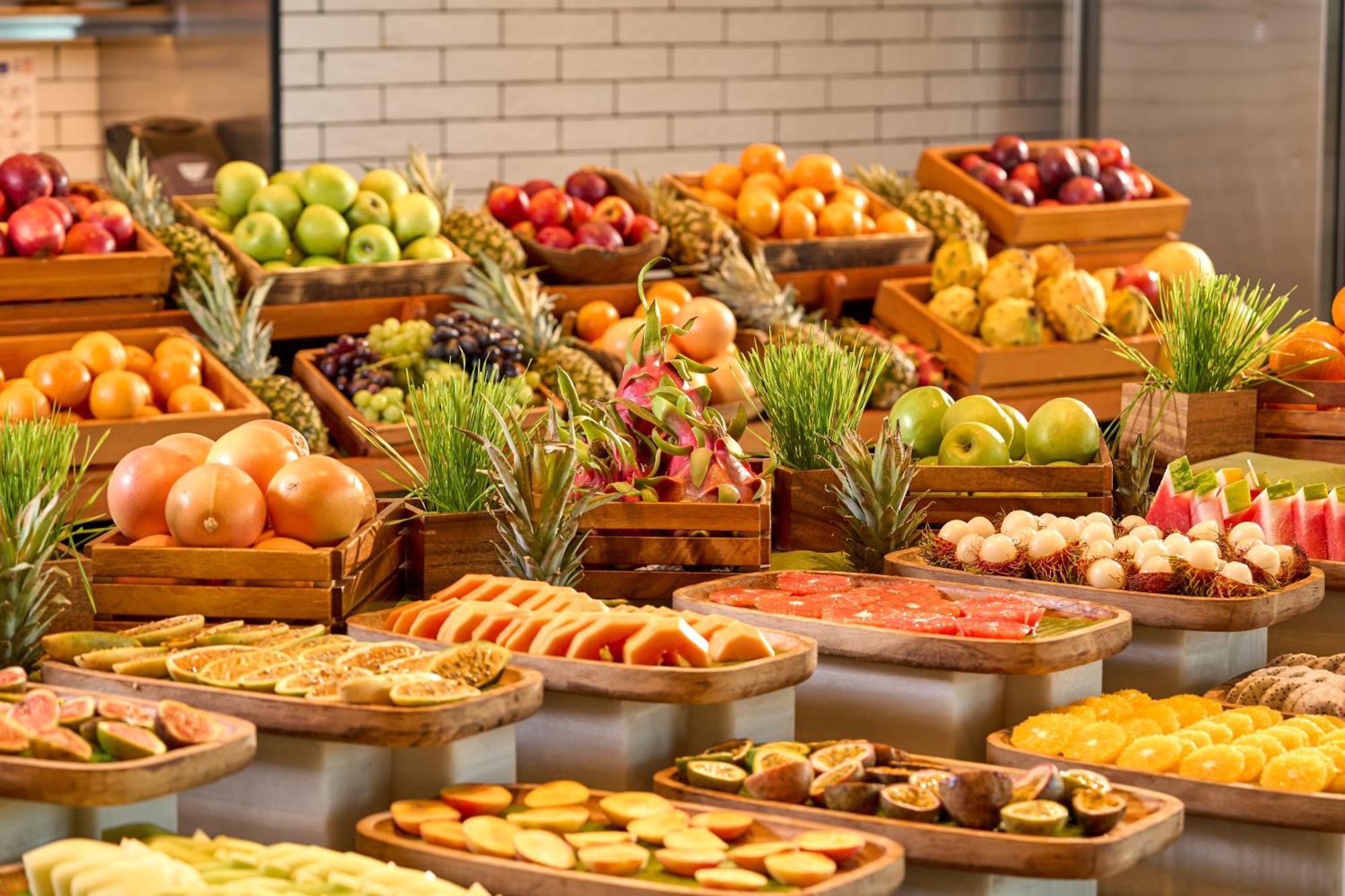 Mandarin Oriental Jumeira, Dubai Ngoại thất bức ảnh Fruit display at a buffet